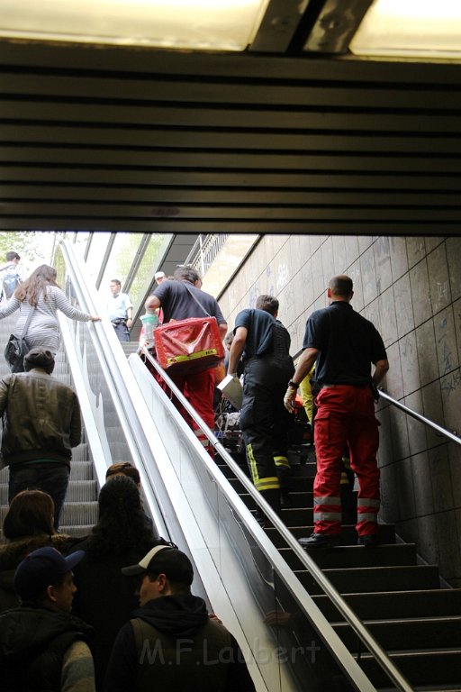 Person zwischen Bahn gefallen Koeln Friesenplatz P06.JPG
